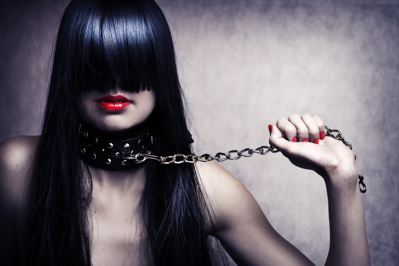 Сексуальная рабыня в маске исполняет все приходи своего властного хозяина