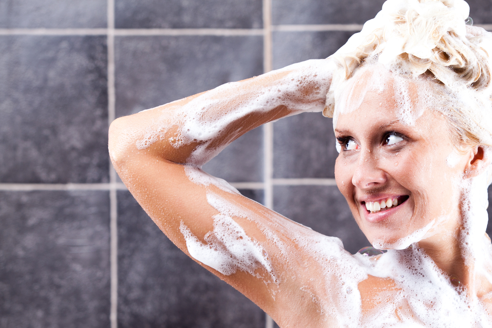 Соблазнительная блондинка намыливает свои сочные груди в ванной