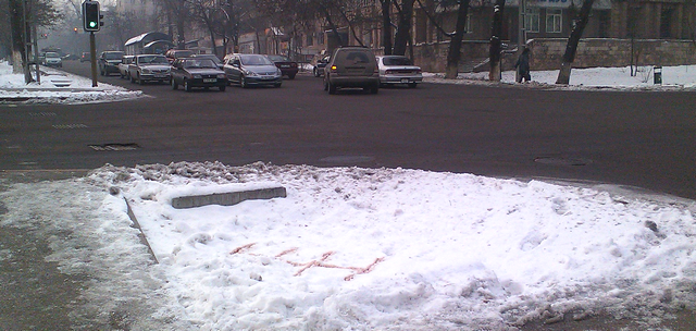 Фото Рустама Ниязова: странный знак на снегу, ул. Калдаякова, Алматы
