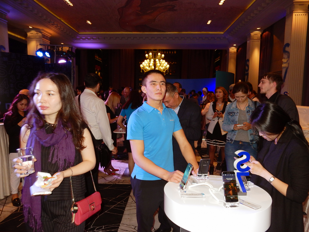 Фото Рустама Ниязова: презентация Samsung в ресторане Villa dei Fiori в Алматы