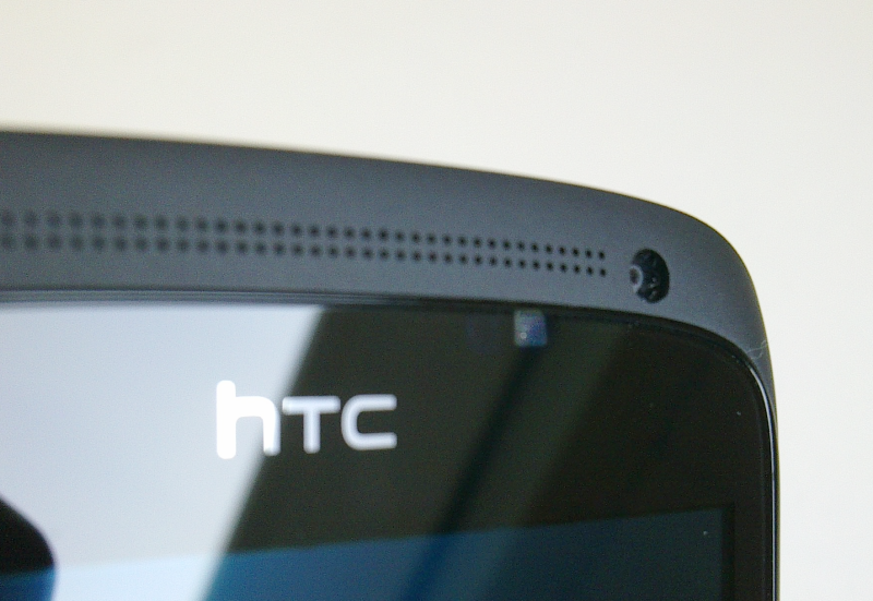 Иллюстрация для статьи Рустама Ниязова в SmartShow: смартфон HTC One S