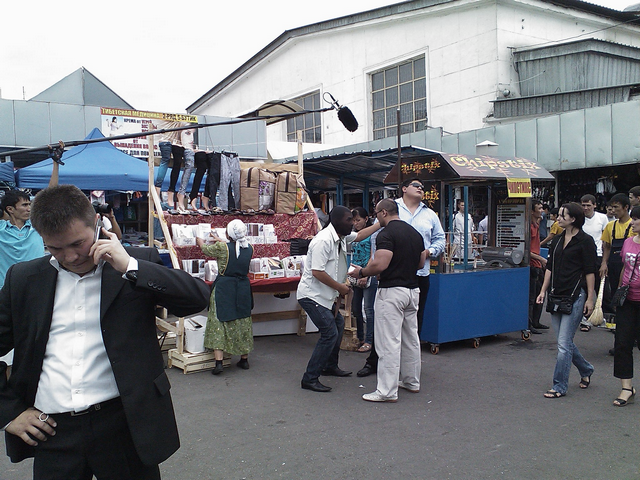 Фотография Рустама Ниязова: съемка на Зеленом базаре, Алматы