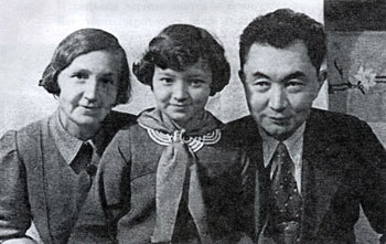 Сатпаев с женой Таисией и дочерью Меиз