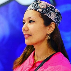 Әйелдер оны аузына алып, есекке беретін порно видео