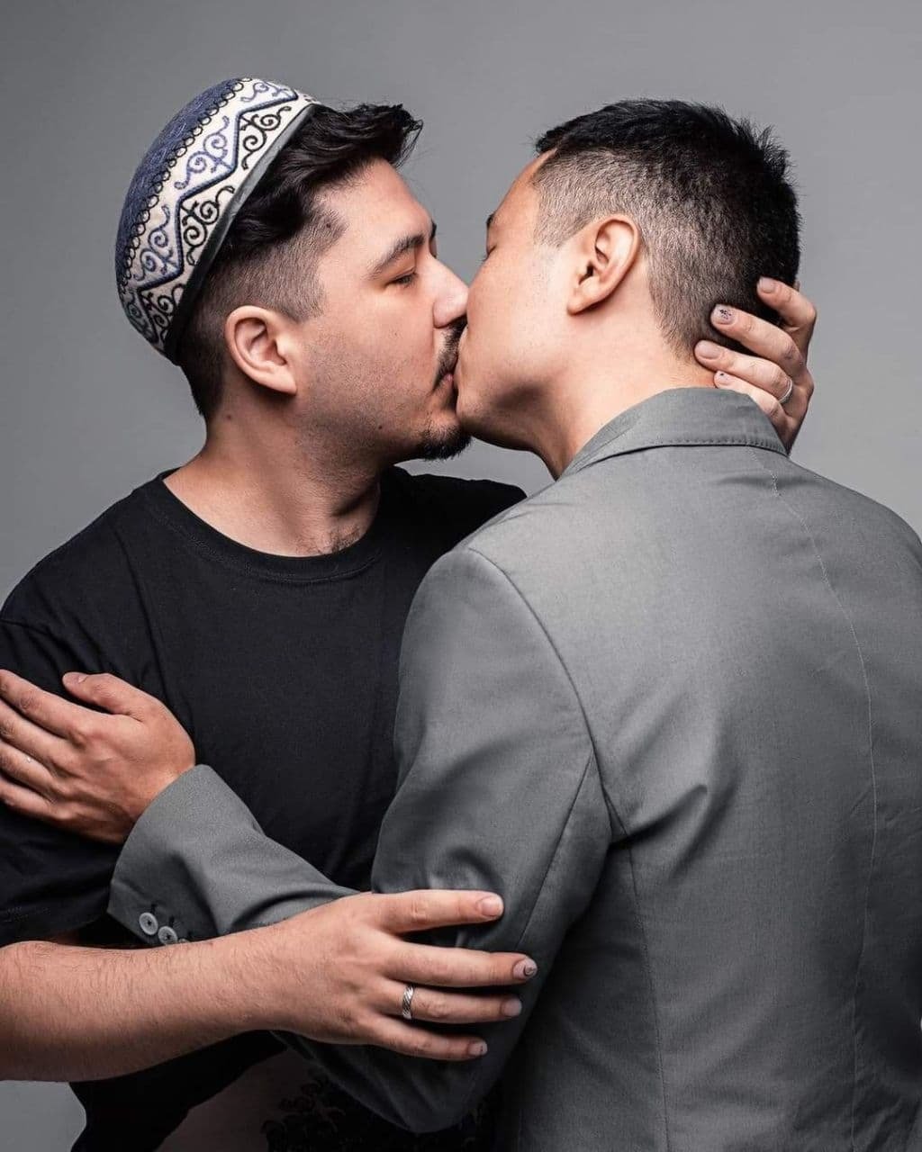 русские гей парни целуются фото 98