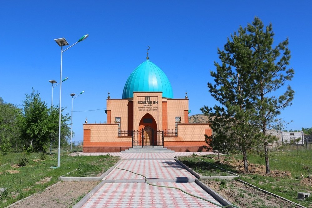 Каратальский район. Мавзолеи биев и батыров