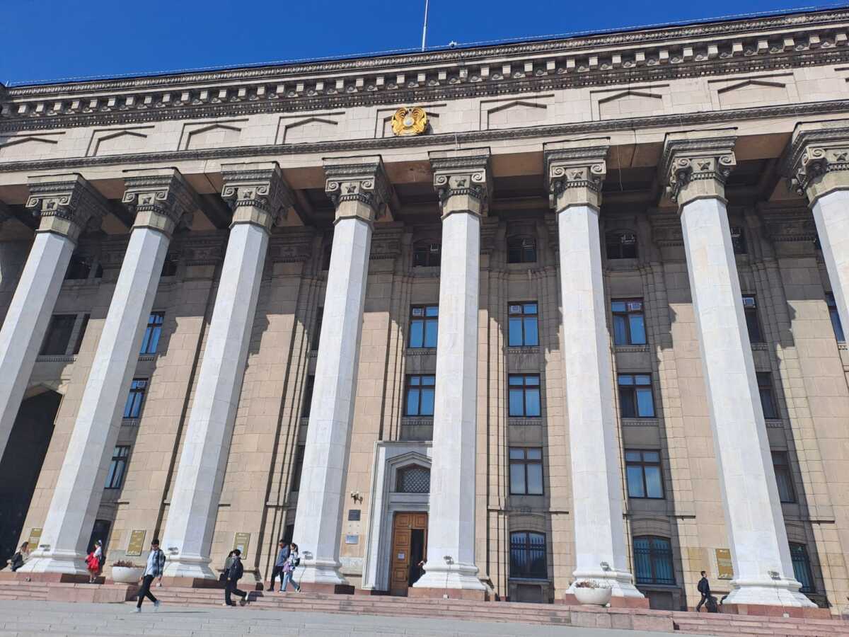 Когда я был маленьким, стоял на трибуне перед демонстрацией и с волнением ждал, когда из главного входа выйдут Кунаев и другие руководители республики, чтобы поприветствовать их.