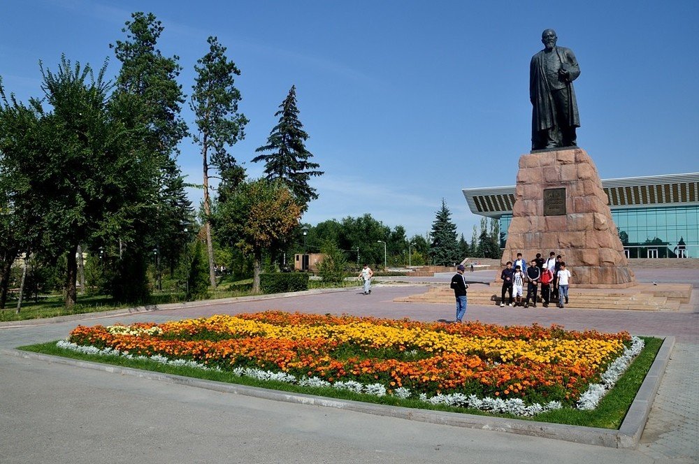 памятник абаю в алматы. памятник абаю кунанбаеву алма-ата. памятник абаю кунанбаеву. дворец ленина алматы. алматы абай.