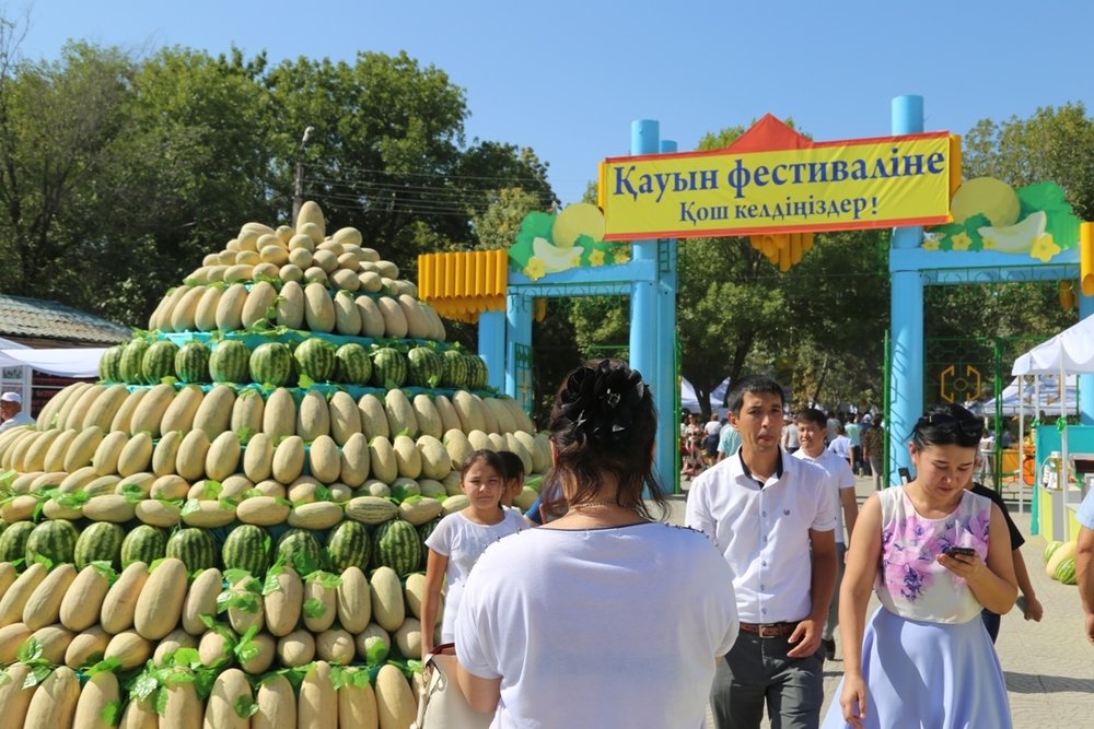 Құлдар мен құлдар орыс секс қожайындарының аяғын жалайды