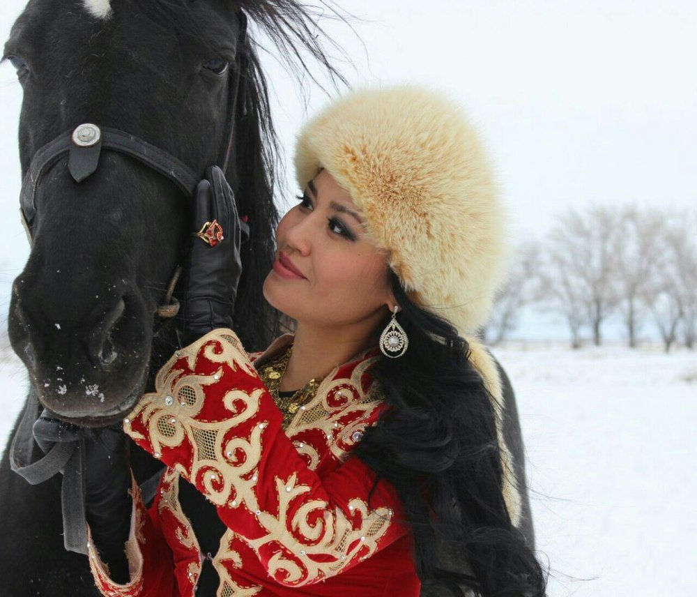 Қыздар неден. Казак қыздары. Красивые казашки в национальной одежде. Казахская Национальная одежда для женщин. Казак кызы.