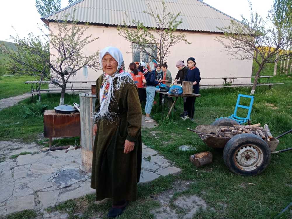 Из деревни в город на автобусе выехали несколько человек после того как на первой остановке