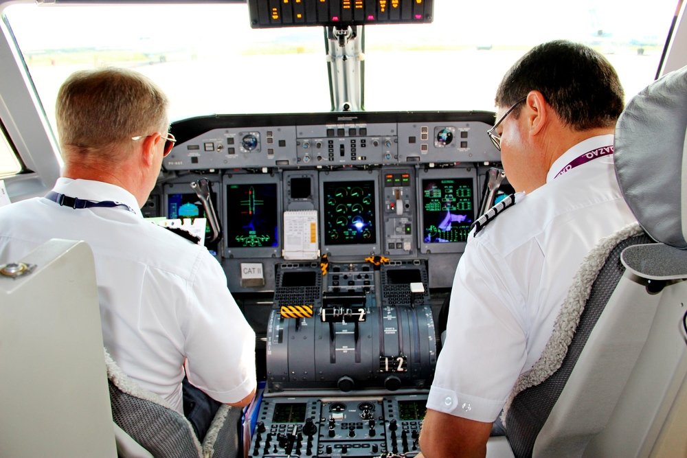 Безопасность полета воздушных судов. Qazaq Air пилоты. Bombardier 400q пилоты казак Эйр. Безопасность полетов. Безопасность в авиации.