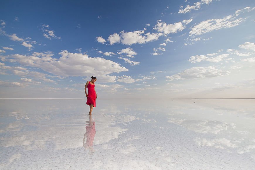 Озеро Индер, протяженностью 11 км и глубиной соли до 5 метров, содержит сол...