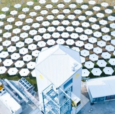QAZAQ GREEN. &nbsp;20 июня Synhelion&nbsp;открыла первый в мире промышленный завод по производству синтетических топлив с использованием солнечной энергии в Юлихе, Германия.