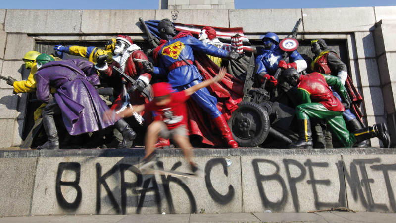 В Болгарии памятник воинам-освободителям раскрасили в героев комиксов