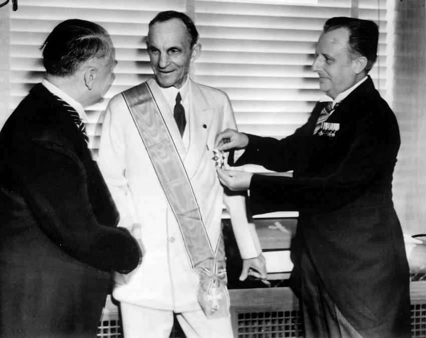 Генри Форд получает высшую награду от Гитлера
