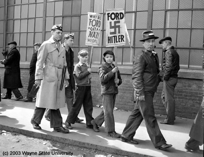 Рабочие компании Форд на демонстрации идей нацистских Форда