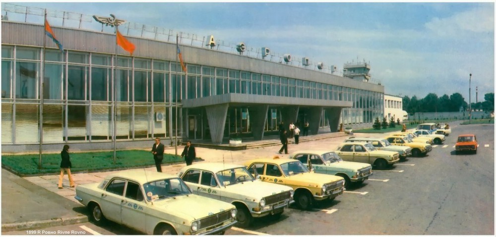 Советские такси в аэропорте ждут пассажиров.
