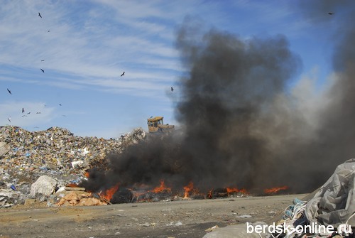 горящая свалка мусора