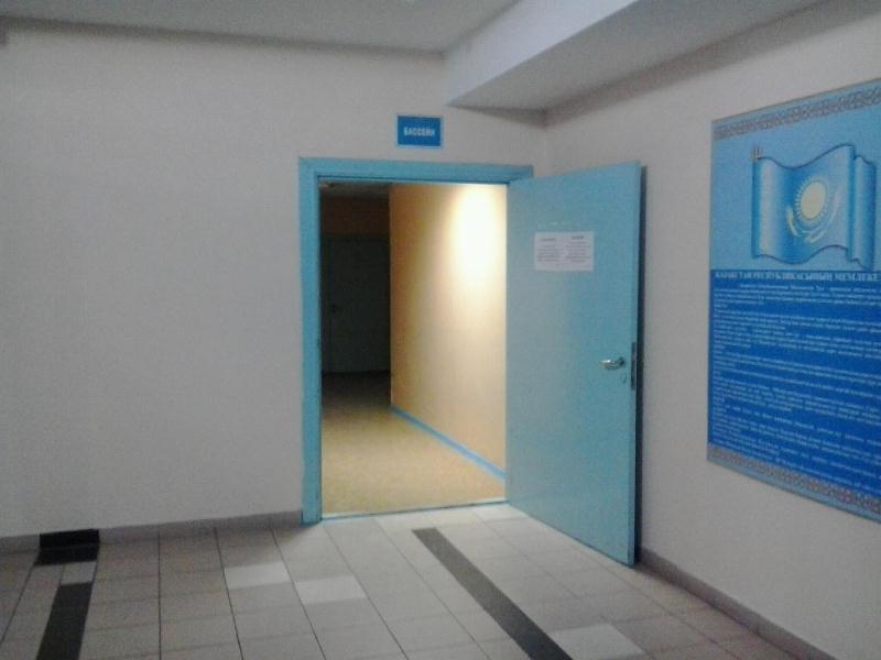 Дверь в коридор с раздевалками бассейна СК Казахстан