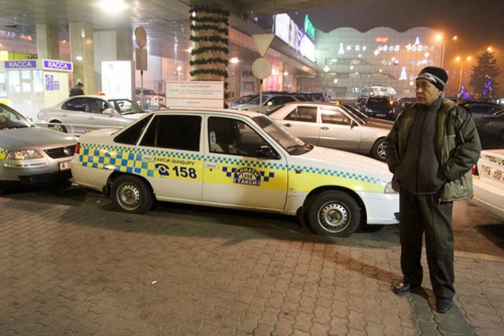 Таксист казахстан. Казахское такси. Казах в такси. Казахский таксист.