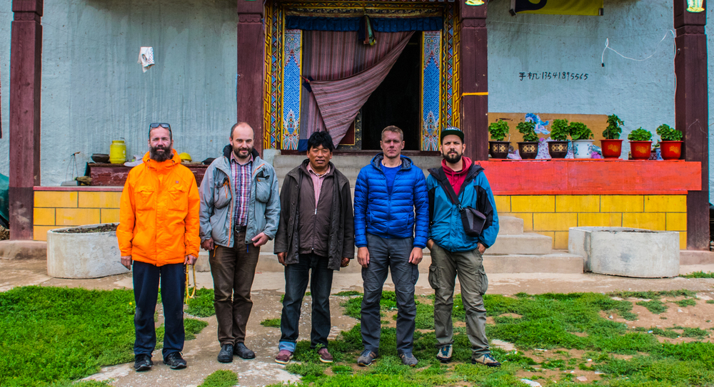 место рождения Первого Кармапы, Гардзе, Восточный Тибет, друзья на пкти