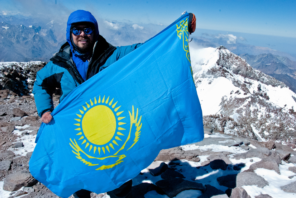 алматинский путешественник и горный гид Андрей Гундарев (Алмазов) на вершине Аконкагуа в Аргентине