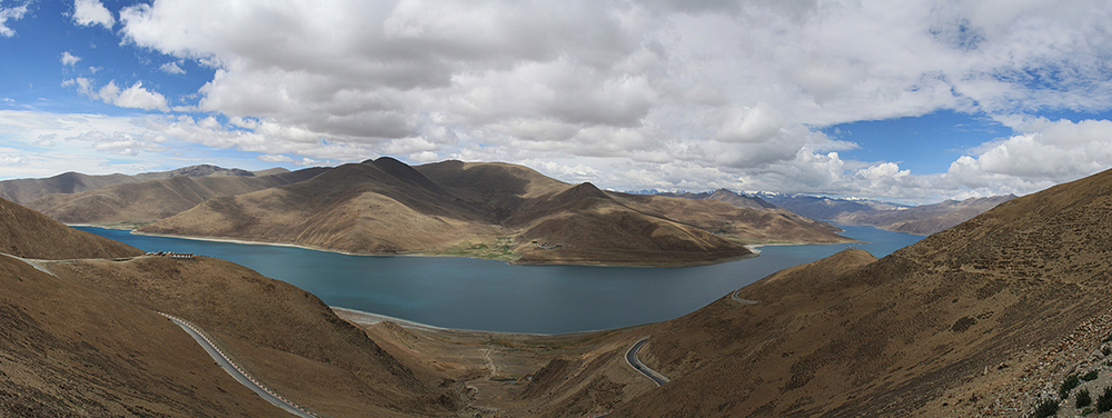 Одно из 4-х священных озер Тибета - озеро Ямдрок-Цо с перевала Камбо-Ла
