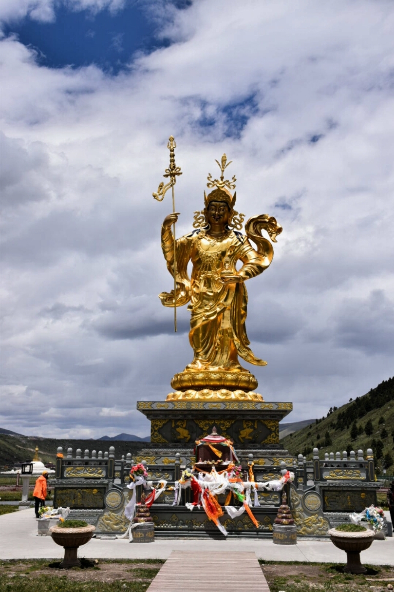 статуя Гуру Ринпоче, монастырь Дзогчен, Восточный Тибет