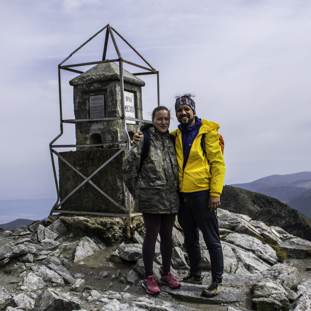 Андрей Гундарев (Алмазов) и Наталья Сорокина на вершине Мусала в Болгарии в рамках проекта "Альпинистская Корона Европы"