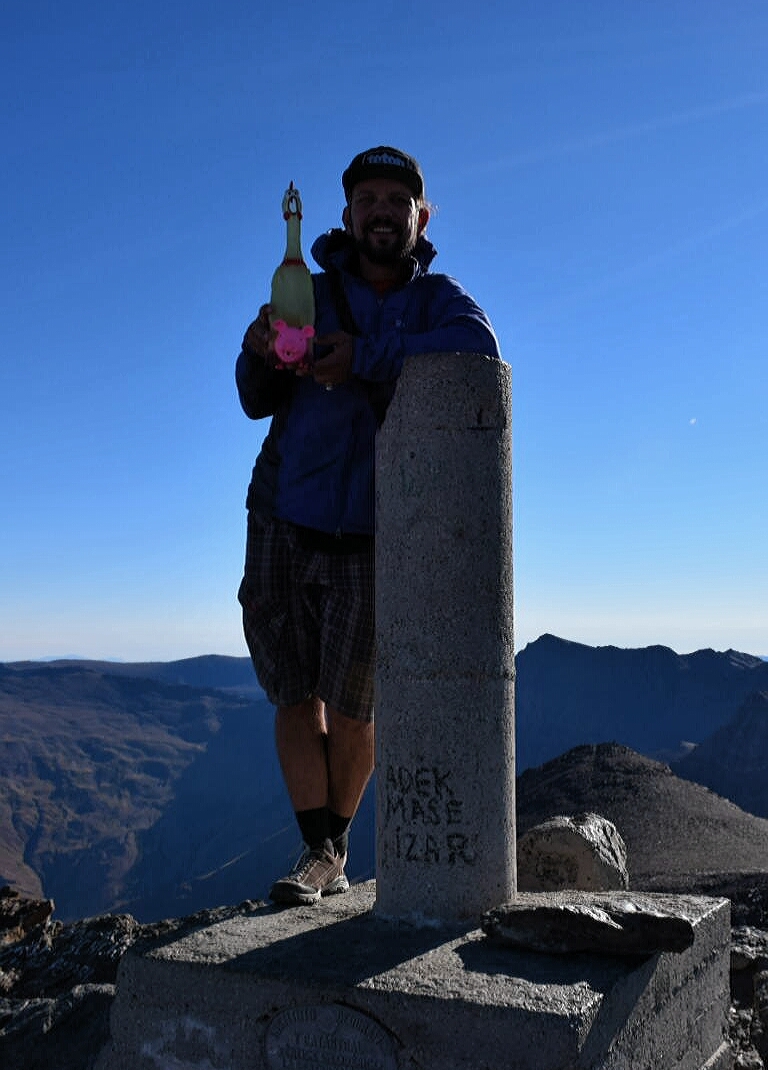 алматинский путешественник Андрей Гундарев (Алмазов) в горах Сьерра Невада на вершине Велета