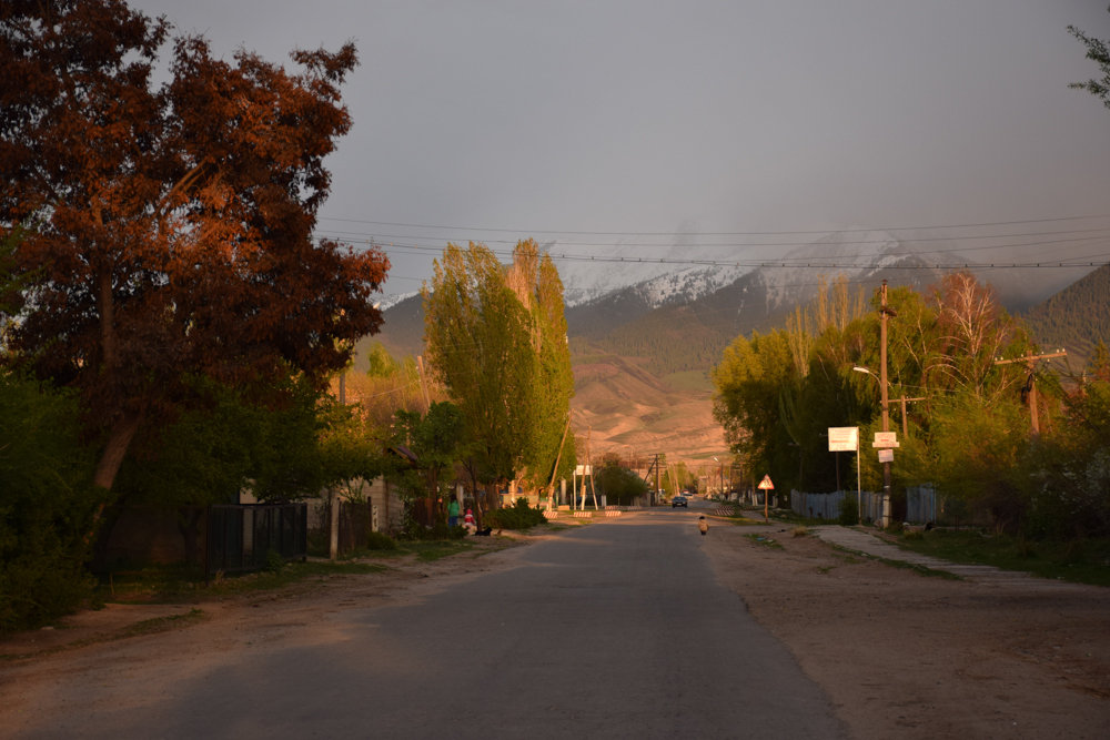 поселок Тамга на закате, Киргизия