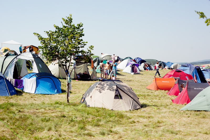 палаточный лагерь вокруг