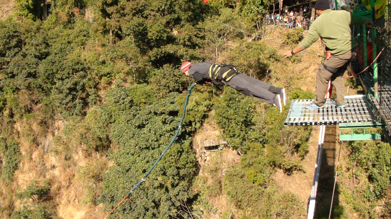Алмазов прыгает с моста в Непале