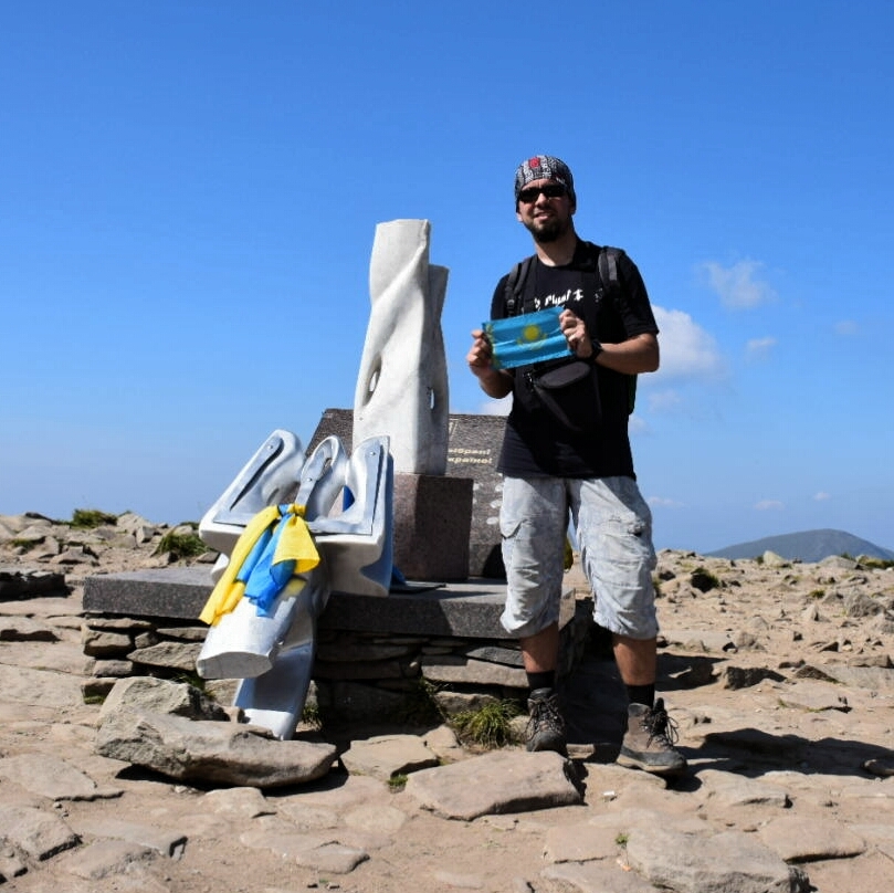 алматинский путешественник Андрей Гундарев (Алмазов) на вершине Говерла высшей точке Украины в рамках проекта "Корона Европы"