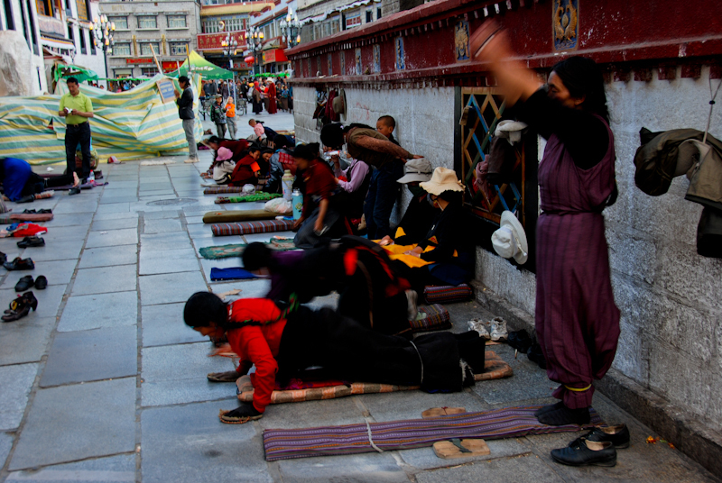 поломники возле храма Джоканг