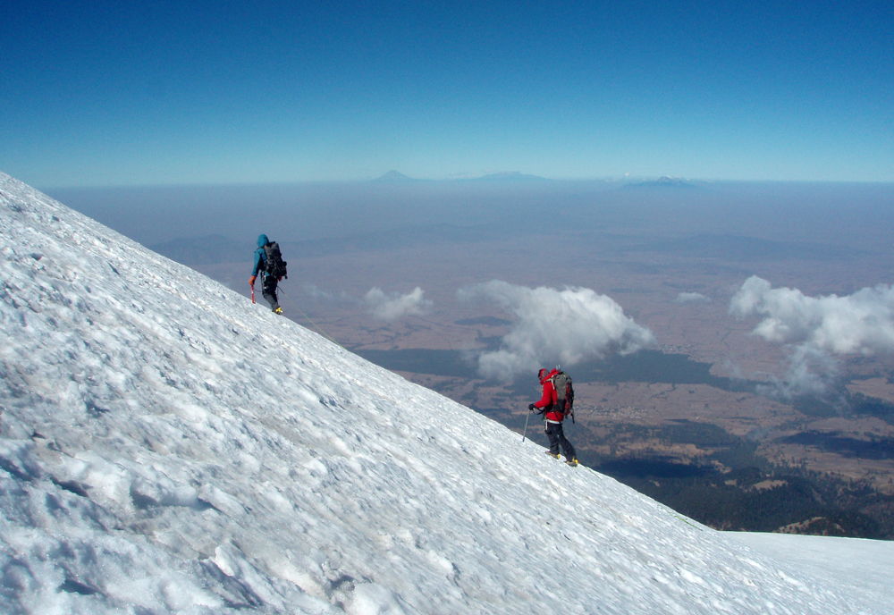 горный гид Андрей Гундарев (Алмазов) на вершине вулкана Орисаба, Мексика