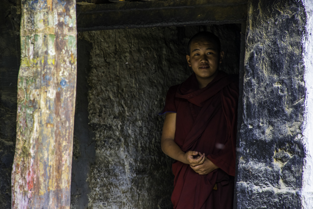 Тибетский монах в монастыре Ташилунгпо, туры в Тибет