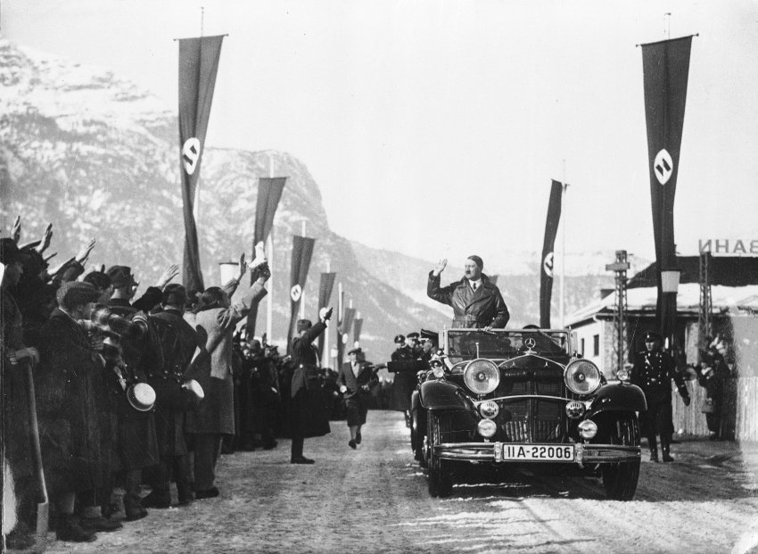 Гитлер въезжает в олимпийский Гармиш-Партенкирхен в 1936 году