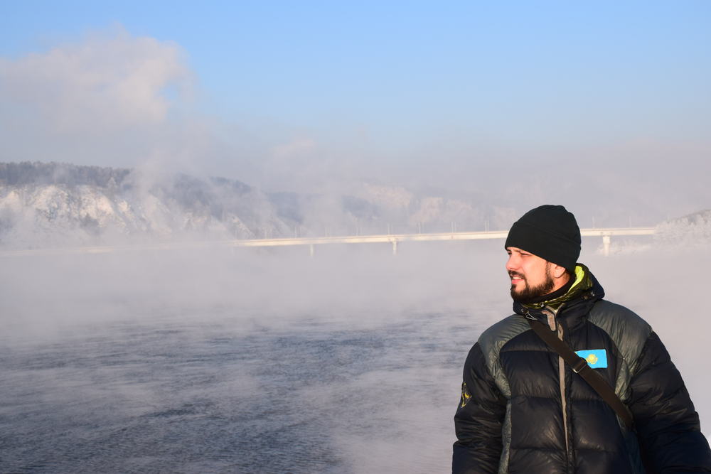 алматинский путешественник Андрей Гундарев (Алмазов) на берегу Енисея