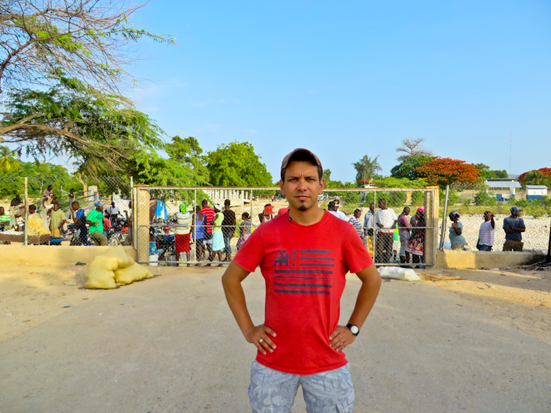 горный гид Андрей Гундарев на границе Гаити и Доминиканской Республики в городе Педерналес