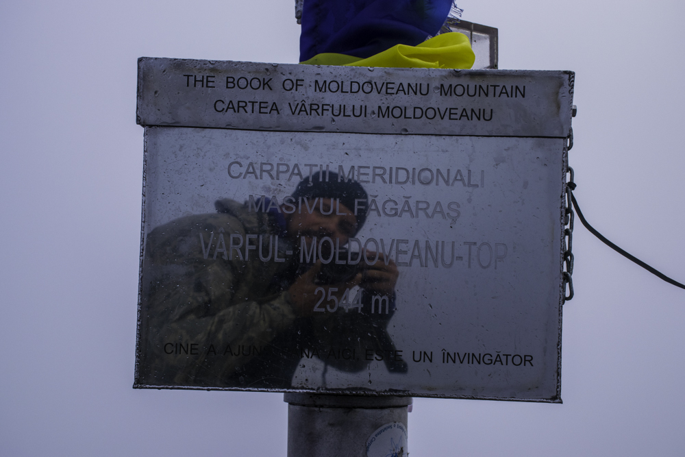 алматинский путешественник и горный гид Андрей Гундарев (Алмазов) на высшей точке Румынии в рамках проекта "Корона Европы"