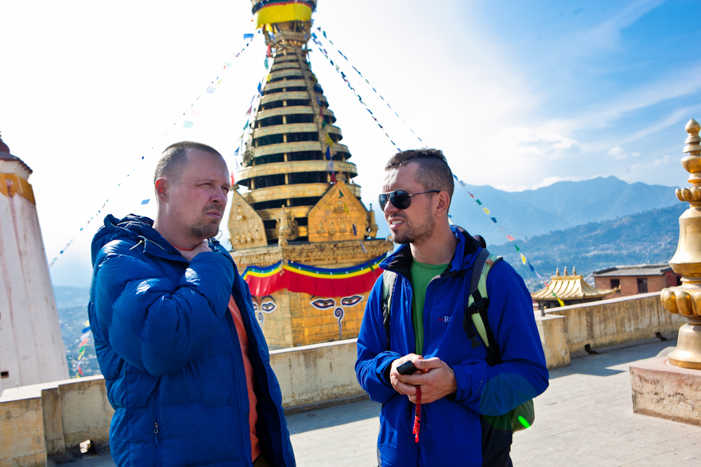 гиды Андрей Гундарев и Алексей Гавинский возле ступы Сваямбху, Катманду
