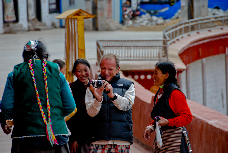 альпинист Юрий Суханов общается с тибетцами