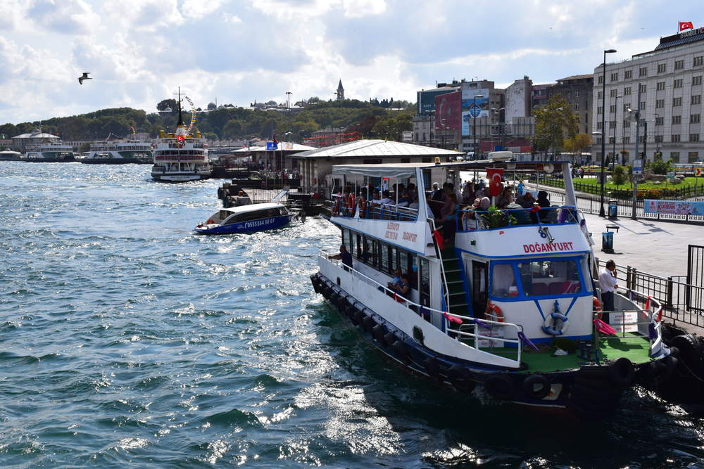 паром через пролив Босфор в Стамбуле
