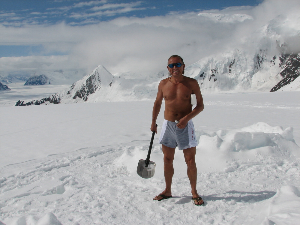 Аляска, альпинист Юрий Суханов идет на пик Денали