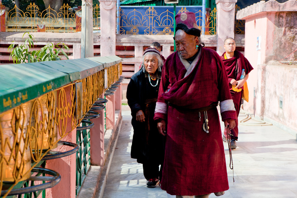 тибетские паломники ходят вокруг Ступы