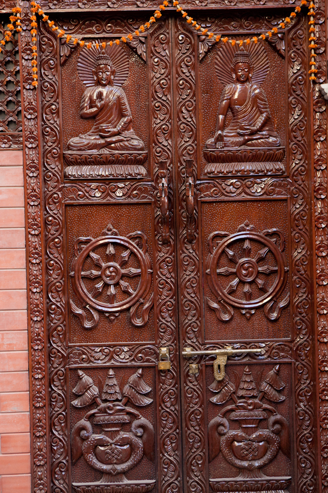 традиционная резьба на дверях Тамеля