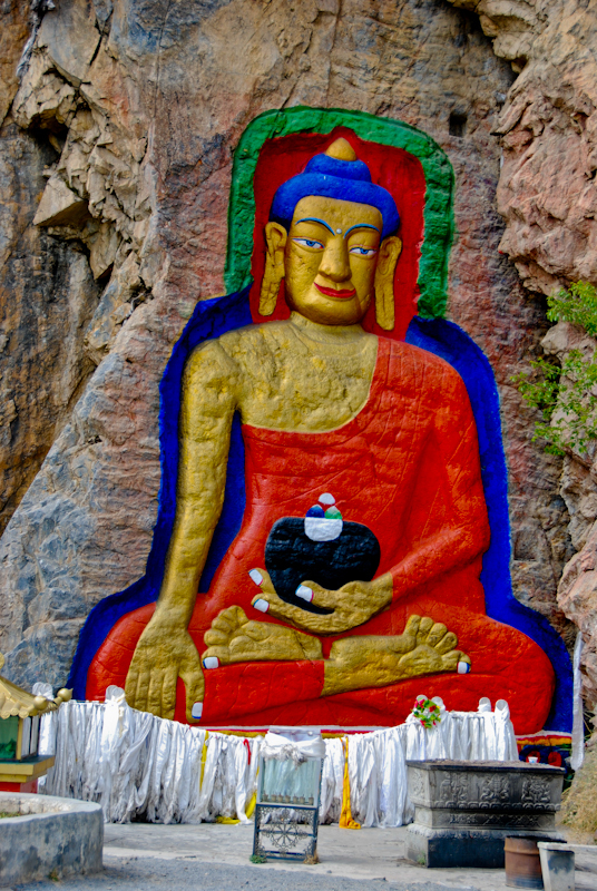 высеченные изображения Будд