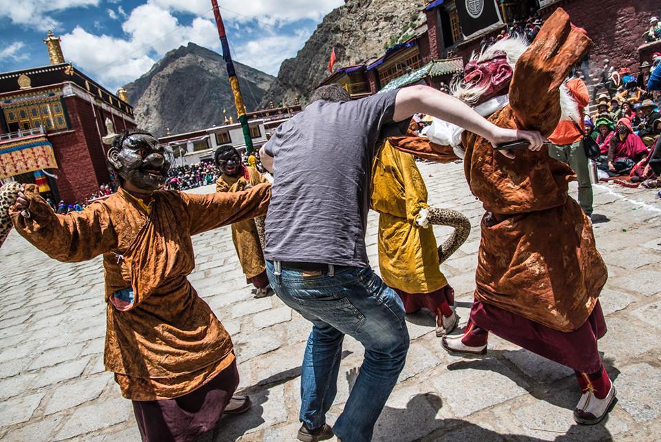 танцы Лам в Тибете в монастыре Цурпху